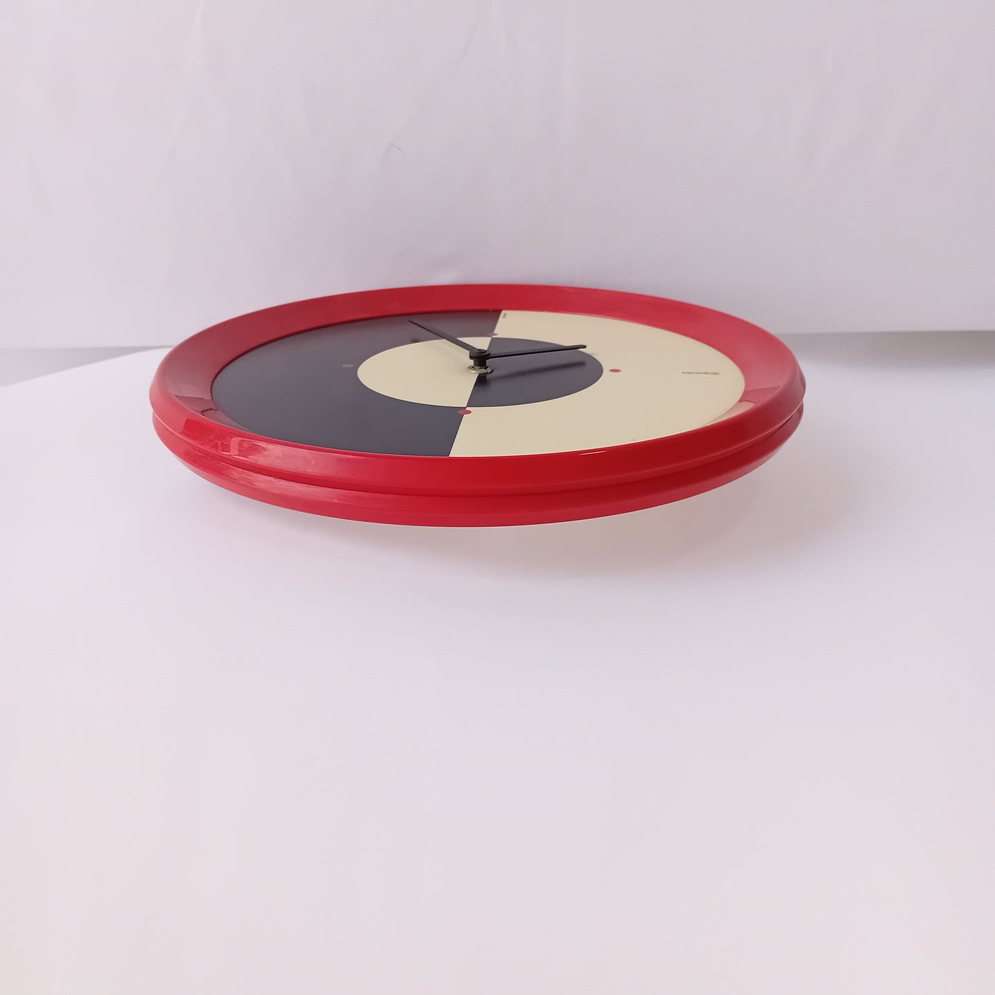 Orologio postmoderno Guzzini di Bruno Gecchelin