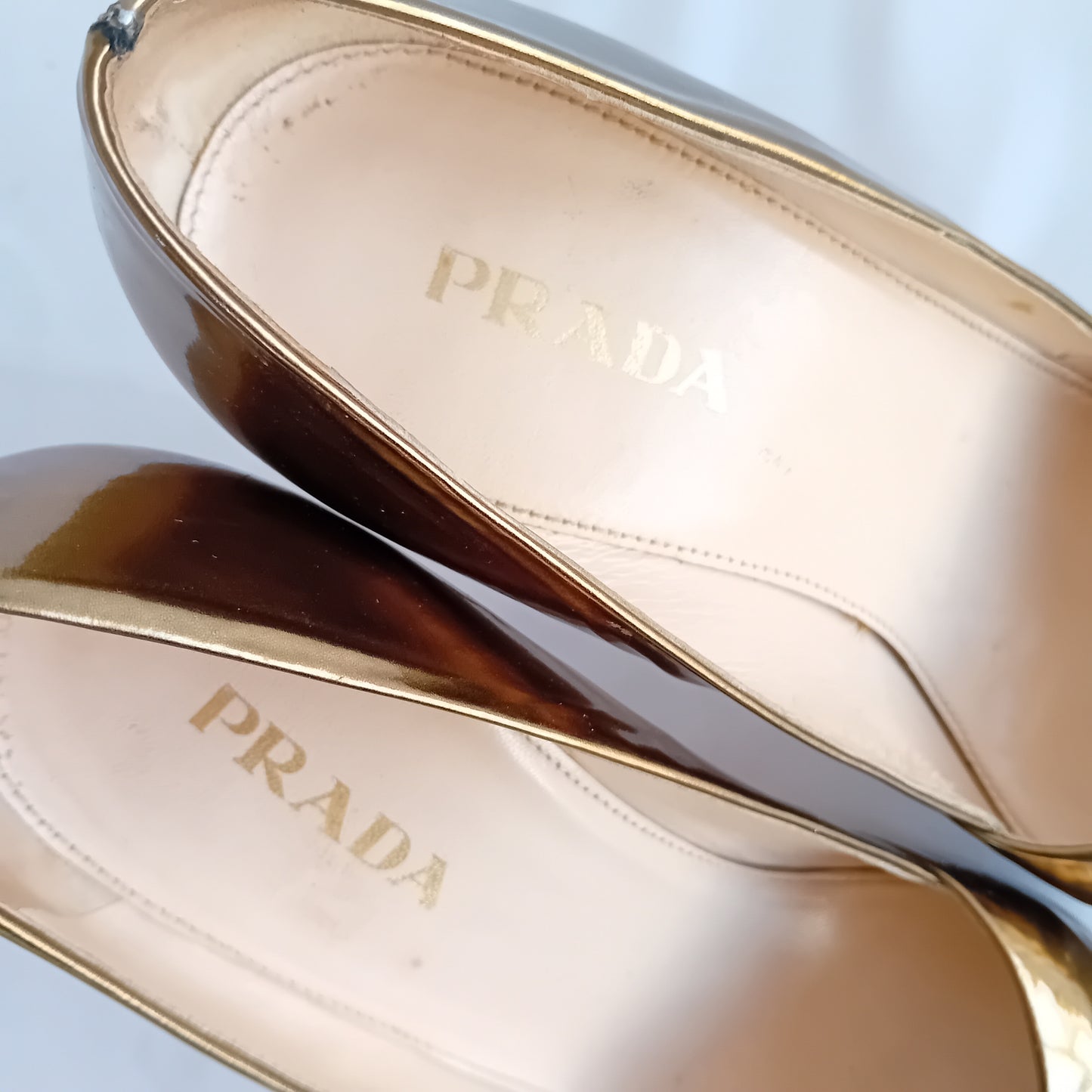 Pep toe PRADA gold