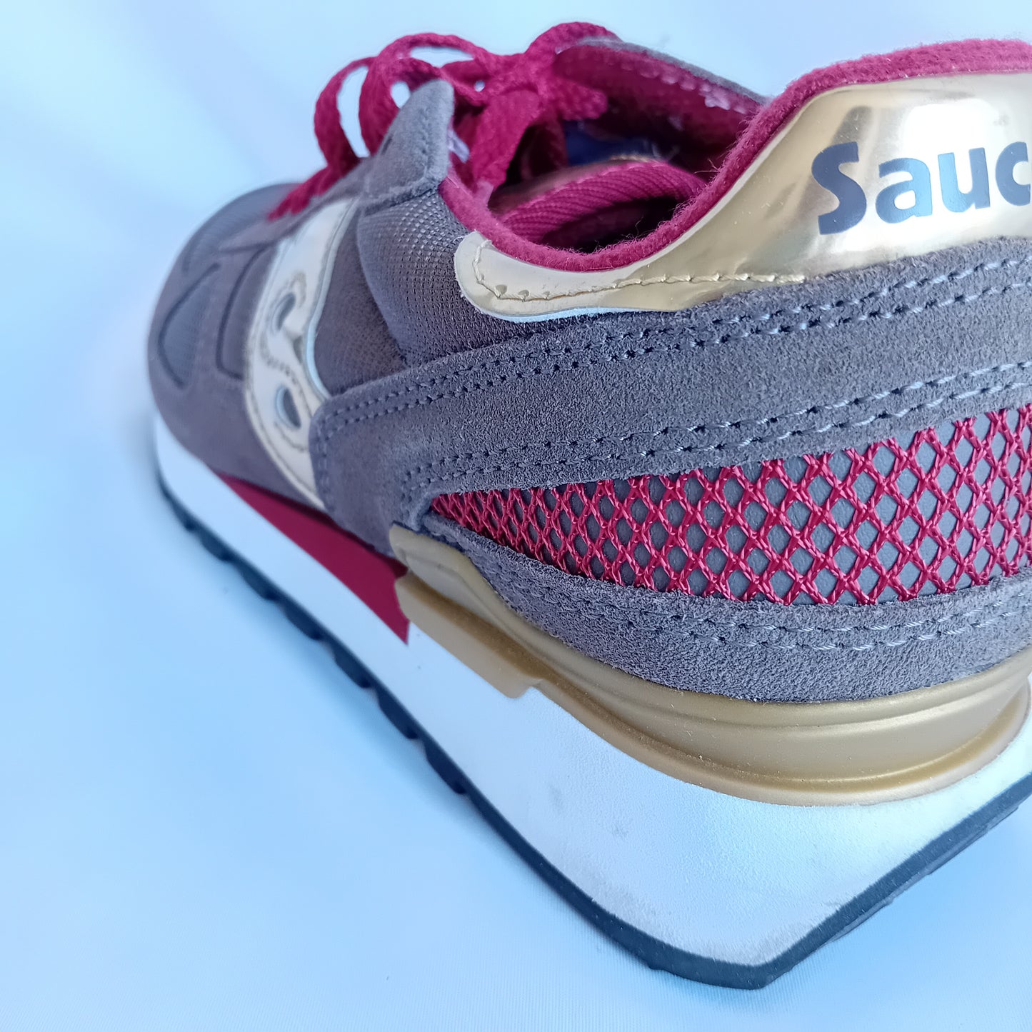 SAUCONY